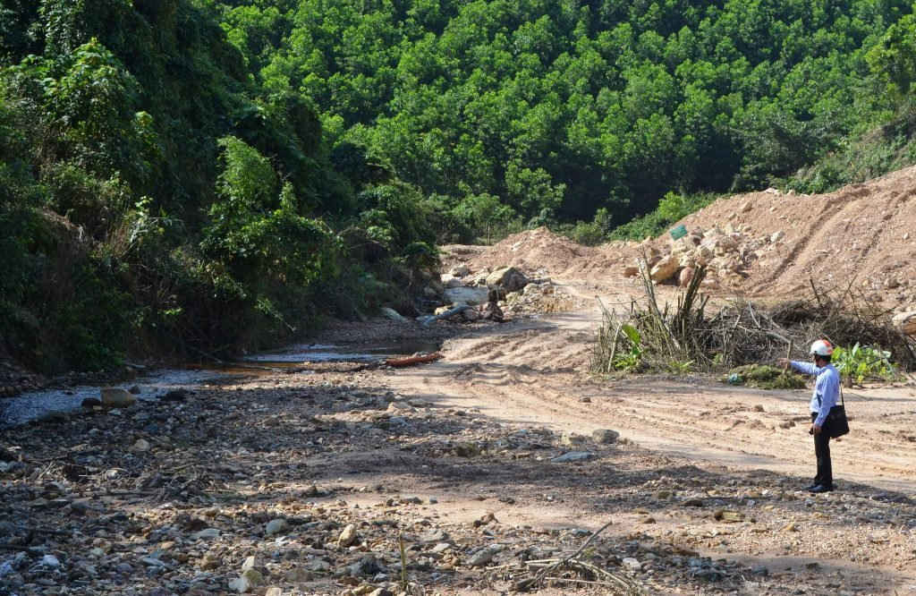 Đất đá từ việc thi công đường La Sơn-Túy Loan bồi lấp hoàn toàn khu vực khe Dâu, Nam Yên, Hòa Bắc