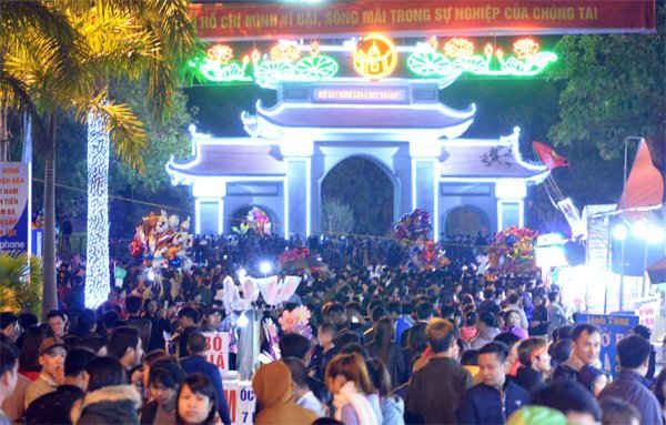 Tối ngày 08/02, rất đông du khách thập phương đã tập trung ở đồi Lim trước tham quan trước ngày khai khội