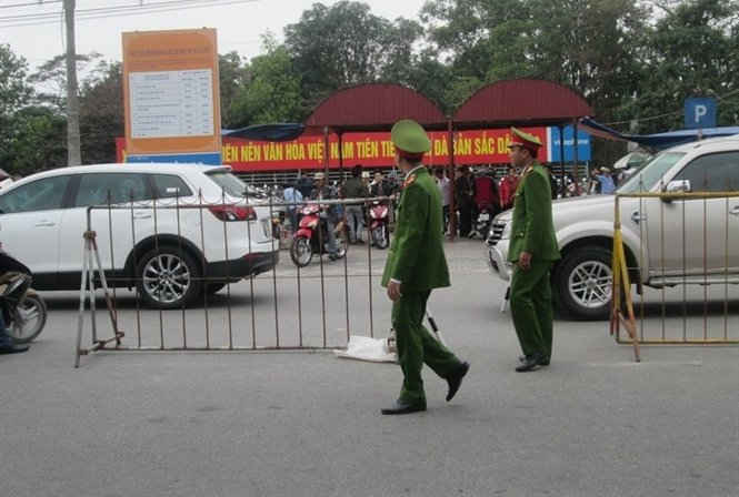 Lực lượng chức năng phân luồng giao thông tại lễ hội Đền Trần
