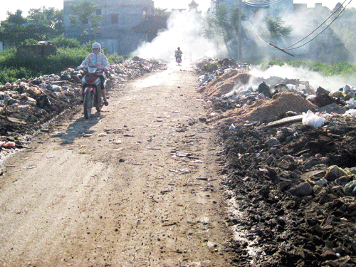 Rác thải tràn ngập hai bên đường tại làng Đa Hội, Châu Khê, Từ Sơn, Bắc Ninh