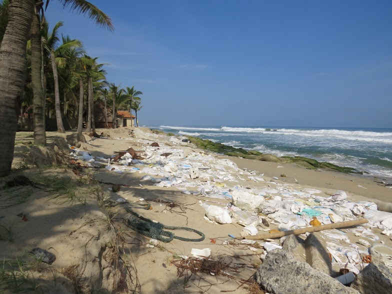 Những bao đựng cát bị sóng đánh vỡ đã vô hình biến thành một lượng rác thải không hề nhỏ