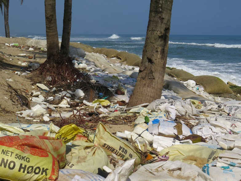 Số lượng rác sẽ ngày càng nhiều thêm khi các bao cát tiếp tục bị sóng biển đánh vỡ