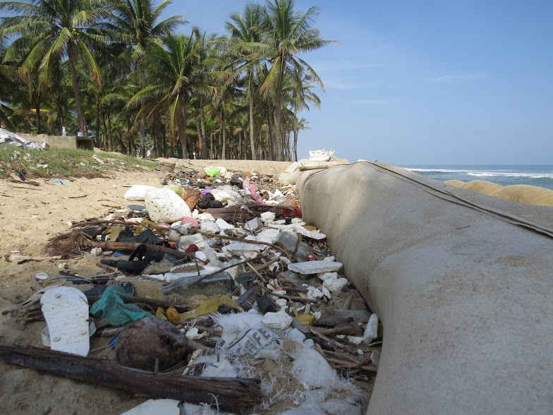 Nhiều loại rác khác bị sóng biển đánh dạt lên nhưng không được thu dọn gây phản cảm
