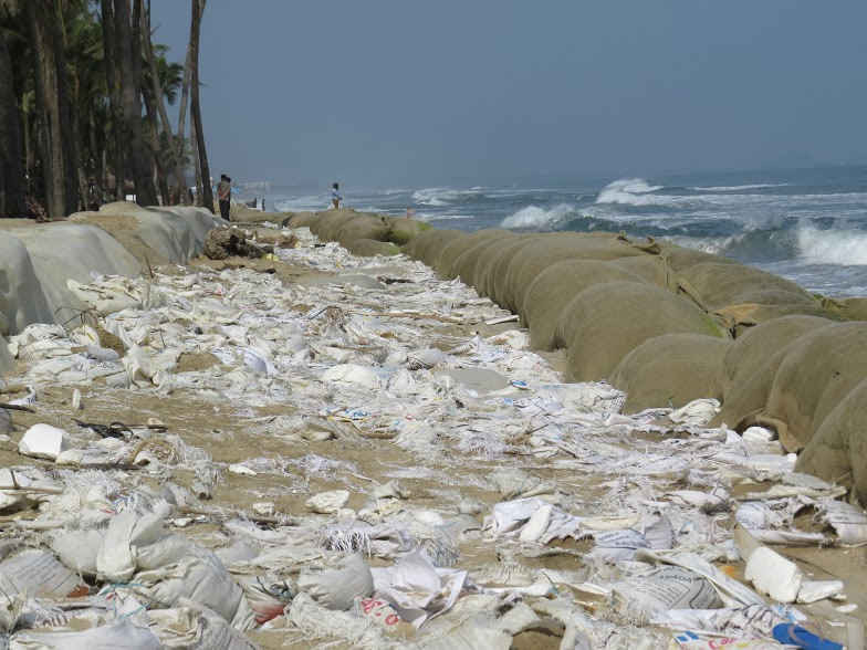  Chính quyền TP. Hội An cần có biện pháp đối với tình trạng rác ngập bờ biển gây mất mỹ quan khu du lịch như hiện nay