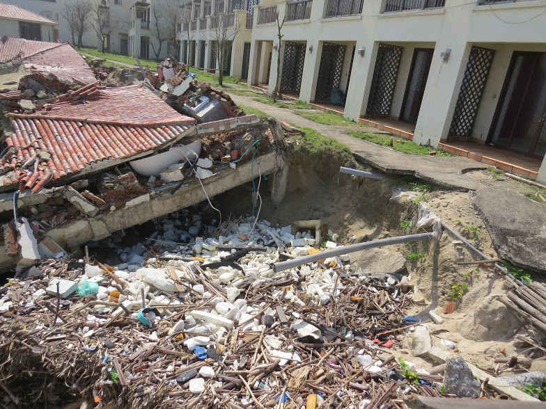 Những khu khách sạn bị sóng đánh sập cũng đã tạo ra một khối lượng rác không hề nhỏ