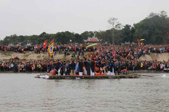 Nghi thức lễ rước kiệu Mẫu sang sông được thực hiện sáng ngày 9/2 đã thu hút đông đảo khách về với lễ hội