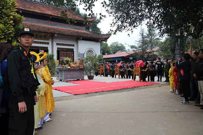 Phần lễ được thực hiện theo nghi thức truyền thống và trang nghiêm.