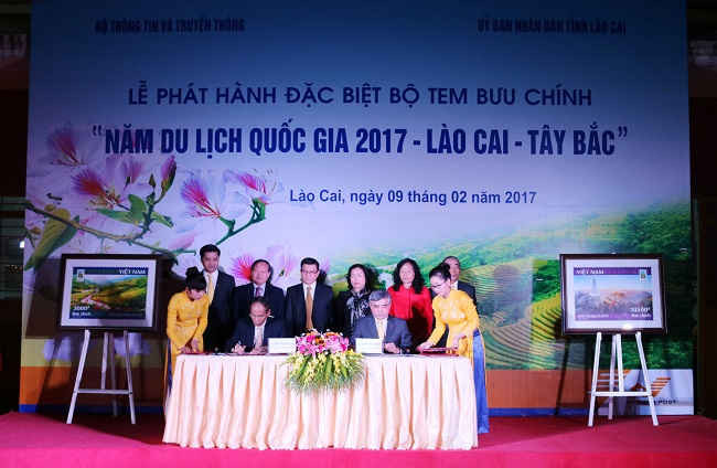 Lãnh đạo Bộ thông tin và lãnh đạo tỉnh Lào Cai kí kết phát hành bộ tem kỷ niệm Năm Du lịch quốc gia 2017 Lào Cai Tây Bắc.