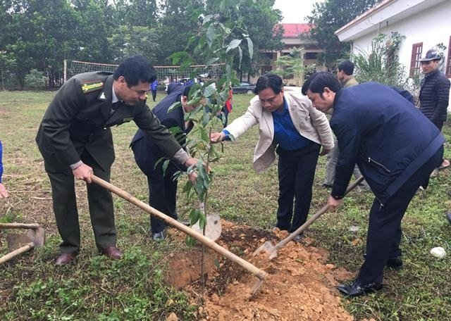 Các đại biểu trồng cây tại làng Thanh niên lập nghiệp Sông Chàng.