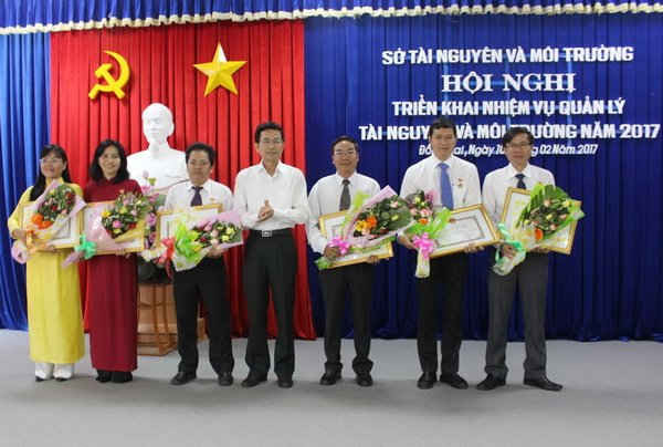 Phó Chủ tịch UBND tỉnh Đồng Nai Võ Văn Chánh trao Danh hiệu Chiến sĩ thi đua cấp tỉnh của UBND tỉnh Đồng Nai cho các cá nhân Sở TN&MT Đồng Nai