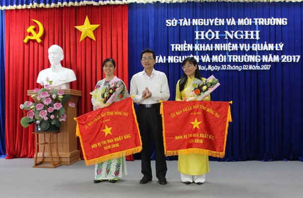 Phó Chủ tịch UBND tỉnh Đồng Nai Võ Văn Chánh trao Cờ thi đua xuất sắc của UBND tỉnh Đồng Nai cho các tập thể Sở TN&MT Đồng Nai