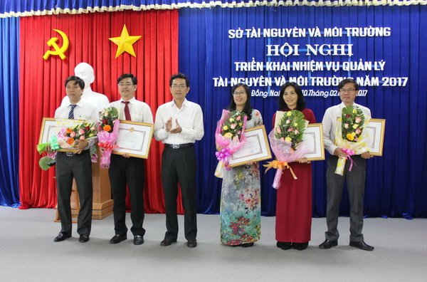 Phó Chủ tịch UBND tỉnh Đồng Nai Võ Văn Chánh trao Danh hiệu Lao động xuất sắc cho các tập thể Sở TN&MT Đồng Nai