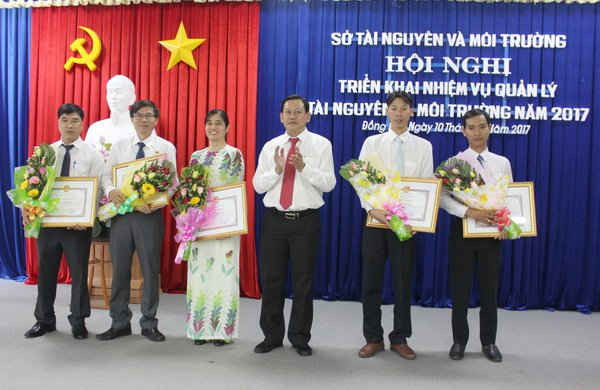 Ông Đặng Minh Đức – Giám đốc Sở TN&MT Đồng Nai trao Bằng khen của UBND tỉnh Đồng Nai cho các cá nhân Ngành TN&MT