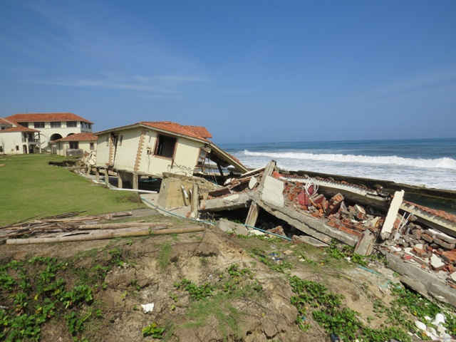 Nhiều khu khách sạn cao cấp bị sóng biển đánh sập đã bỏ hoang