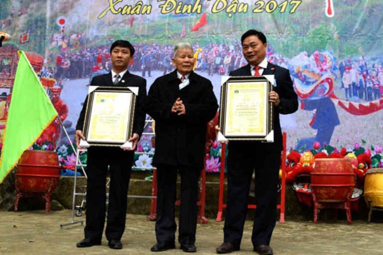 Lãnh đạo huyện Định Hóa (Thái Nguyên) nhận Bằng công nhận Cây Di sản Việt Nam