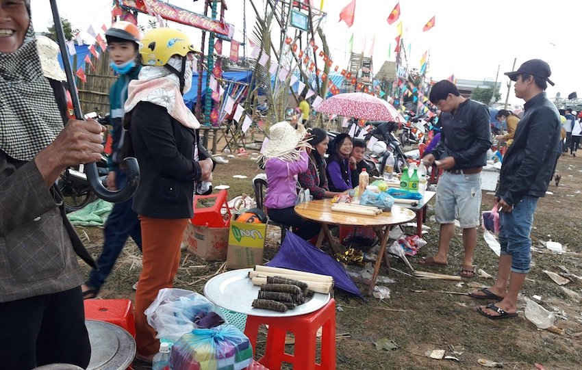 Người dân bày bán các món bánh đặc sản của người Tày và Nùng.