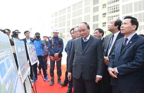 Thủ tướng thăm một nhà máy đang được xây dựng tại Tổ hợp Samsung KCN Yên Phong.