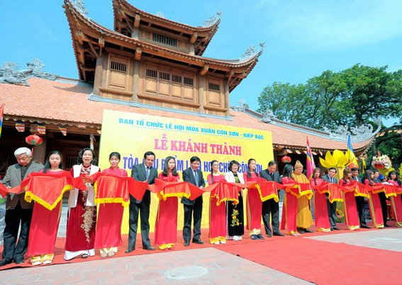Cắt băng khánh thành công trình tòa Cửu phẩm liên hoa chùa Côn Sơn