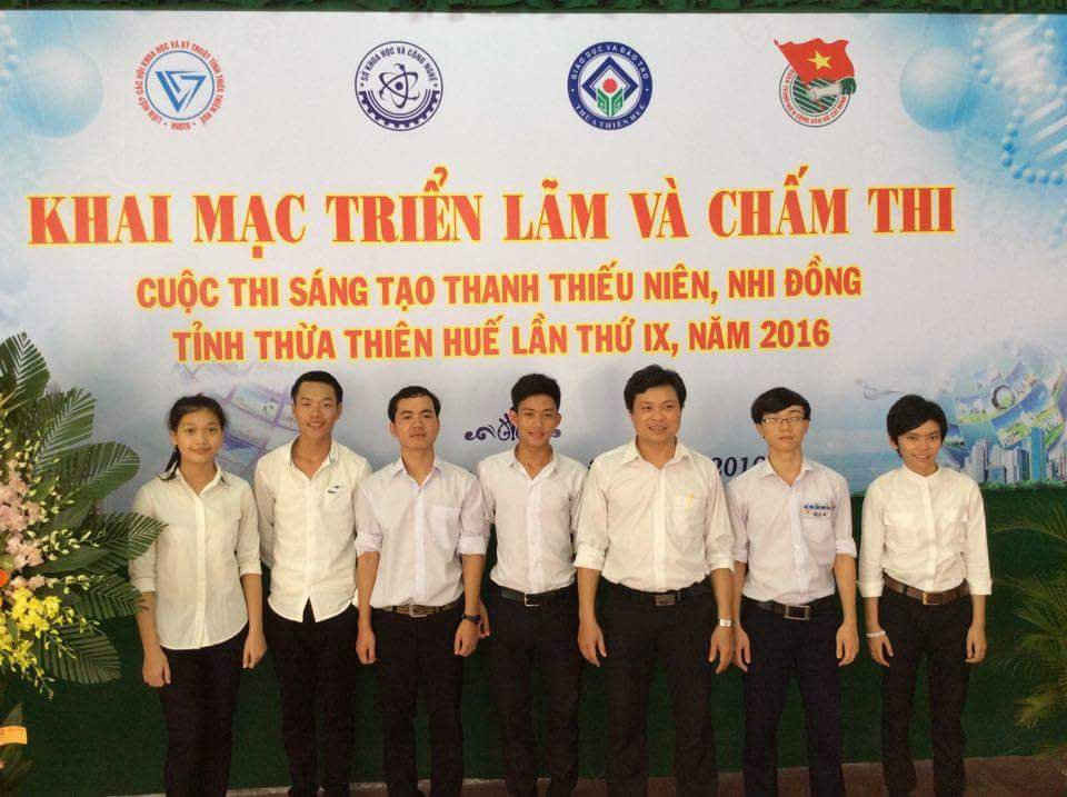 Cao Khả Tiến (thứ 2 từ phải sang) tại cuộc thi Sáng tạo Thanh thiếu niên, nhi đồng tỉnh Thừa Thiên Huế lần thứ 9 năm 2016