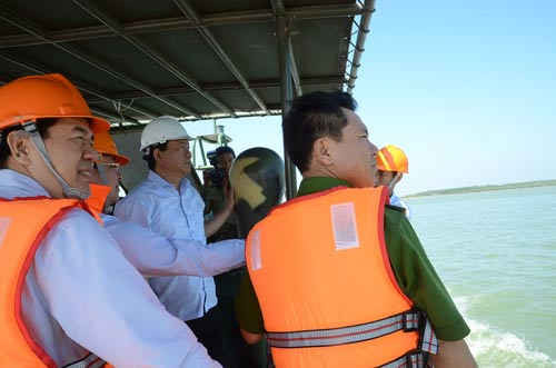 Bí thư Thành ủy TP HCM Đinh La Thăng cùng đoàn công tác thị sát hồ Dầu Tiếng