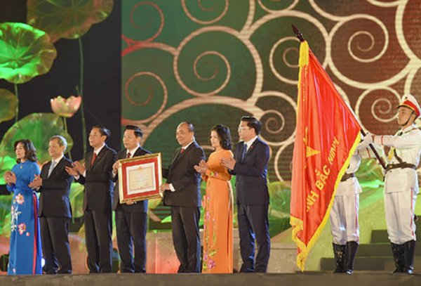 thay mặt lãnh đạo Đảng, Nhà nước, Thủ tướng Nguyễn Xuân Phúc đã trao Huân chương Độc lập hạng Nhất cho tỉnh Bắc Ninh