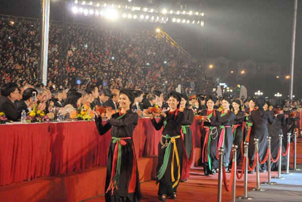 Các liền chị quan họ Bắc Binh thực hiện nghi thức mời trầu các vị lãnh đạo về dự buổi Lễ tối 12/2
