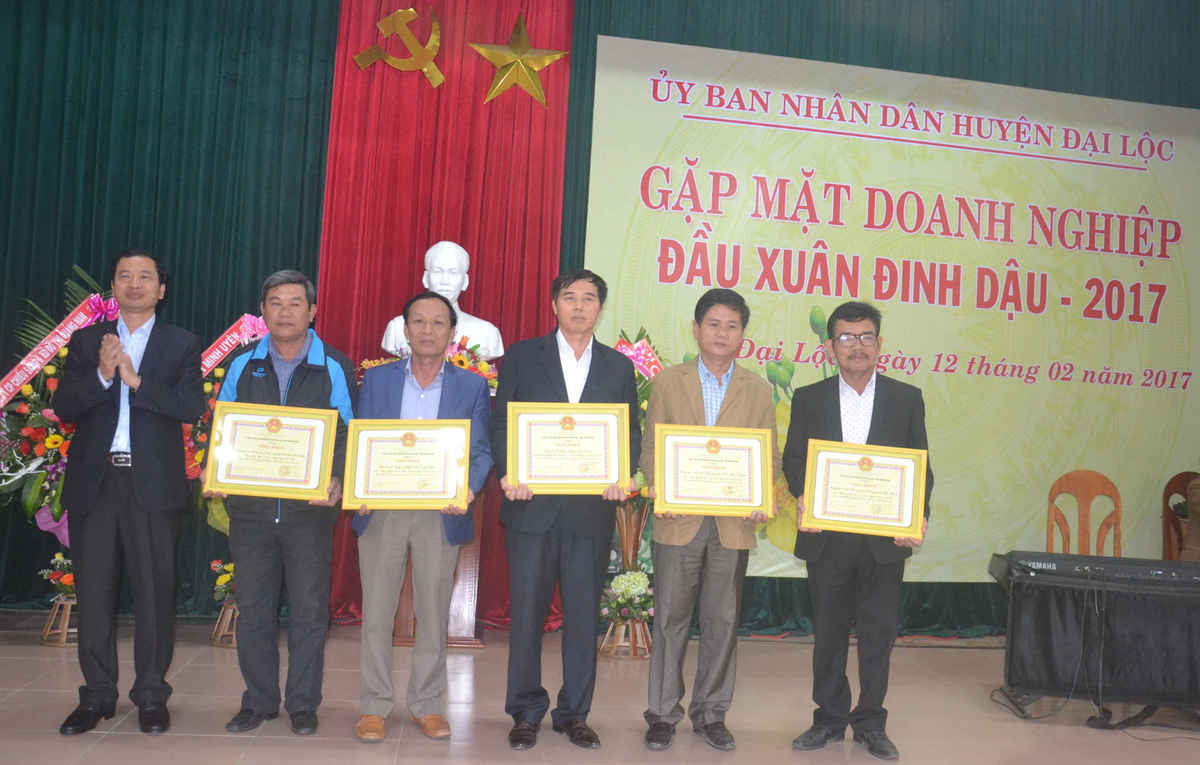 Chủ tịch huyện Trần Văn Mai trao bằng khen cho các doanh nghiệp tiêu biểu trong hoạt đồng sản xuất năm vừa qua