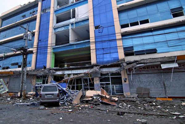 Những mảnh vỡ rơi trên chiếc xe sau khi trận động đất mạnh tấn công thành phố Surigao, miền Nam Philippines vào ngày 11/2/2017. Ảnh: REUTERS / Stringer