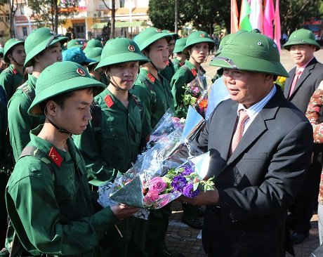   Ông Êban Y Phu-Bí thư tỉnh ủy Đắk Lắk tặng hoa chúc mừng các chiến sĩ lên đường làm nhiệm vụ thiêng liêng bảo vệ tổ quốc.