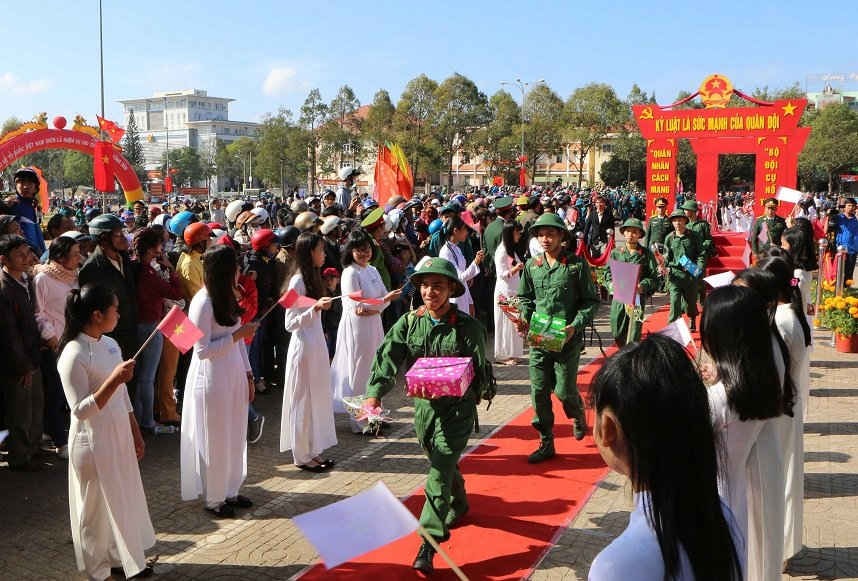 Các tân binh lên cầu vinh quang nhận nhiệm vụ mới.