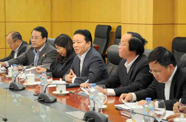 Ủy viên Trung ương Đảng - Bộ trưởng Bộ TN&MT Trần Hồng Hà (giữa) phát biểu tại buổi làm việc chiều 13/2