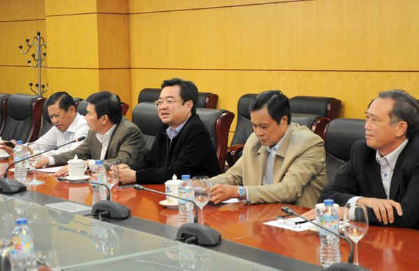 H2: Ủy viên Trung ương Đảng - Bí thư Tỉnh ủy Kiên Giang Nguyễn Thanh Nghị (giữa) phát biểu tại buổi làm việc chiều 13/2