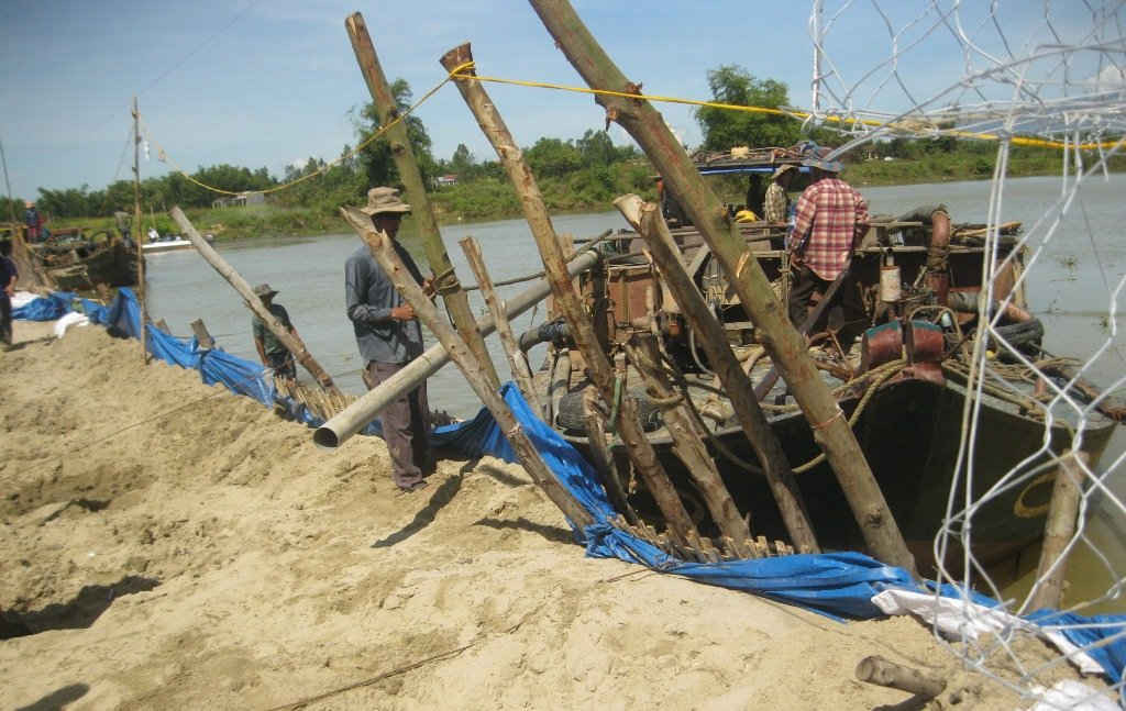 Công trình đập thời vụ ngăn mặn, giữ ngọt trên sông Vĩnh Điện được xây dựng trên sông Vĩnh Điện (thuộc xã Điện Ngọc), cách trạm bơm Tứ Câu về hạ lưu khoảng 300 mét