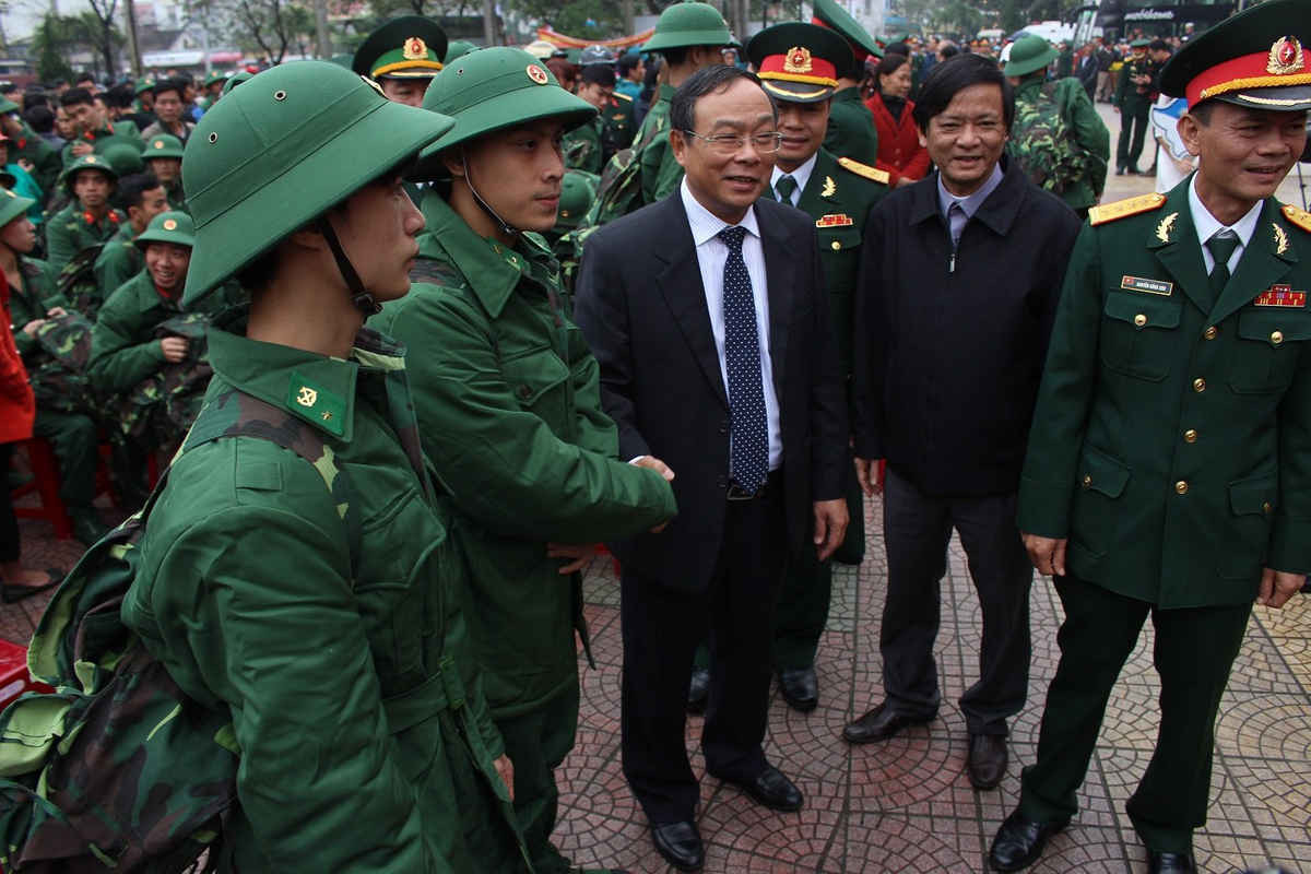 Ông Nguyễn Văn Cao - Chủ tịch UBND tỉnh Thừa Thiên Huế động viên các tân binh lên đường nhập ngũ