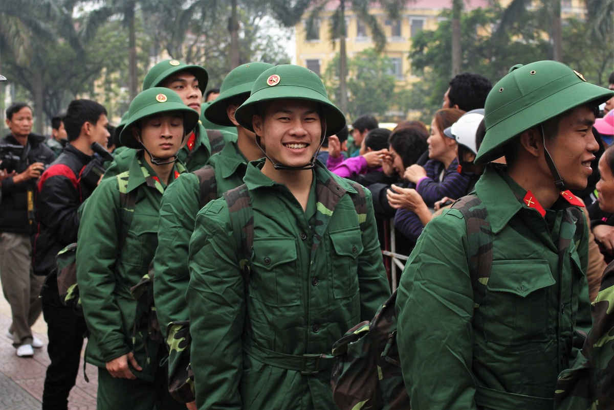 Thanh niên tỉnh Thừa Thiên Huế hăng hái lên đường nhập ngũ bảo vệ Tổ quốc