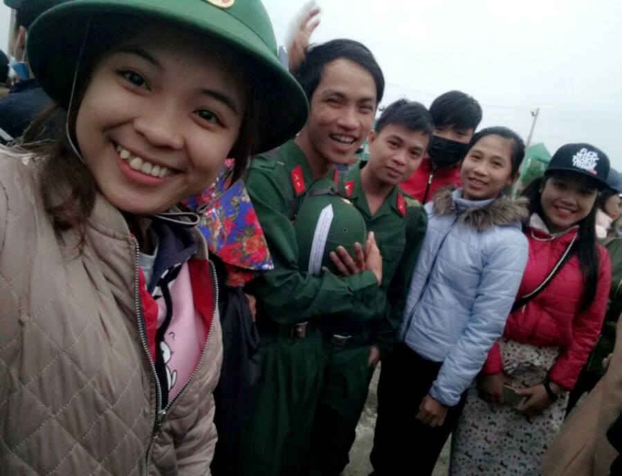 Tân binh Nguyễn Gia Huy (huyện Đại lộc, tỉnh Quảng Nam) vui vẻ với bạn bè, người thân trước giờ lên đường nhập ngũ  