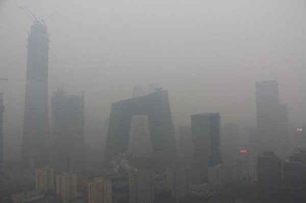 Hình ảnh các tòa nhà chìm trong sương mù trong một ngày ô nhiễm ở Bắc Kinh, Trung Quốc, ngày 26/1/2017. Ảnh: REUTERS/Stringer
