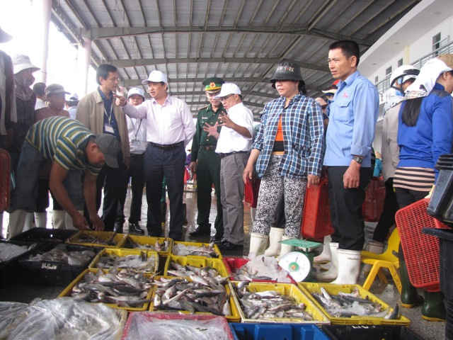 Lãnh đạo TP kiểm tra ATTP tại Chợ đầu mối Cảng cá Thọ Quang