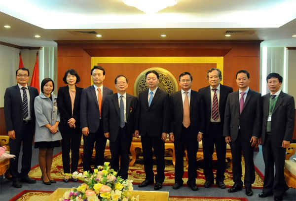 Bộ trưởng Trần Hồng Hà cùng lãnh đạo Bộ trao đổi bên lề hội nghị
