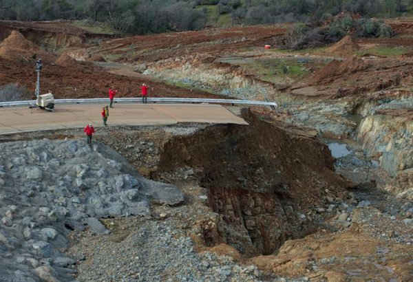 Sở Tài nguyên nước bang California kiểm tra và đánh giá tình trạng xói mòn ngay dưới đập tràn khẩn cấp Hồ Oroville sau khi nước hồ rút đi, tại Oroville, California, Mỹ vào ngày 13/2/ 2017. Ảnh: Kelly M. Grow / Cục Thủy lợi California