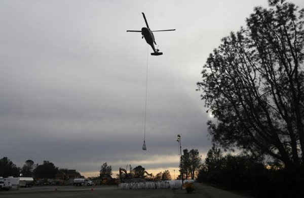 Một chiếc trực thăng cất cánh để vận chuyển đá đến đập Oroville sau khi lệnh sơ tán người dân được ban hành ở khu vực hạ nguồn ở Oroville, California, Mỹ ngày 13/2/2017. Ảnh: REUTERS / Jim Urquhart