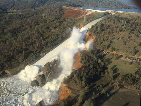 Một đập tràn bị hư hại với sườn đồi bị xói mòn tại Oroville, California, Mỹ vào ngày 11/2/2017. Ảnh: Sở Tài nguyên Nước bang California / William Croyle