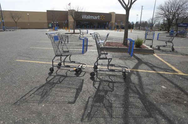 Walmart vắng vẻ khi nước xả ra từ đập Oroville sau khi lệnh sơ tán được ban bố tại các khu dân cư ở hạ lưu đập Oroville, tại Oroville, California, Mỹ vào ngày 13/2/2017. Ảnh: REUTERS / Jim Urquhart