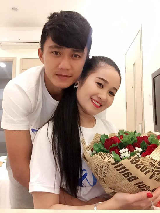 Hậu vệ Phan Đức Lễ của Đà Nẵng năm thứ hai đón Valentine cùng cô bạn gái Ngọc Quyên.