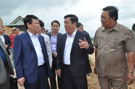 Bí thư Tỉnh ủy Nguyễn Thanh Tùng báo cáo với Phó Thủ tướng tình hình lũ và thiệt hại do lũ gây ra trên địa bàn tỉnh ta xảy ra cuối năm 2016.