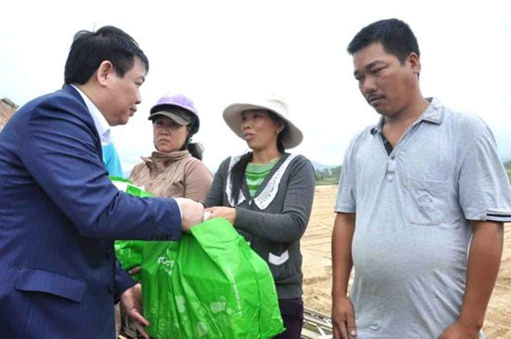 Phó Thủ tướng tặng quà cho các gia đình ở thôn Thắng Công, xã Nhơn Phúc bị thiệt hại do lũ lụt gây ra.
