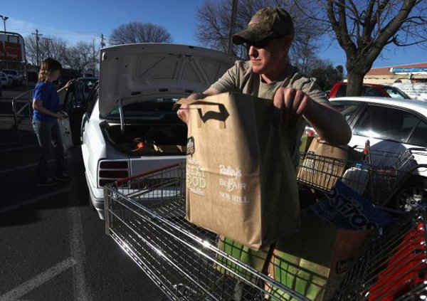 Người dân đi mua sắm sau khi lệnh sơ tán được dỡ bỏ ở hạ lưu đập Oroville ở bang California, Mỹ vào ngày 14/2/2017. Ảnh: REUTERS / Jim Urquhart