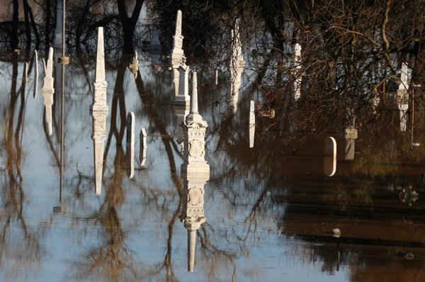 Một nghĩa trang bị ngập ở Marysville, California sau khi lệnh sơ tán được dỡ bỏ ở hạ lưu đập Oroville ở bang California, Mỹ vào ngày 14/2/2017. Ảnh: REUTERS / Jim Urquhart