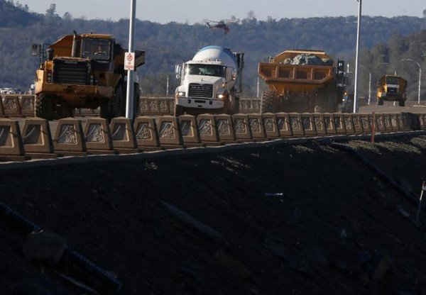 Các xe tải chở đá khi nước được xả ra từ đập Oroville sau khi lệnh sơ tán được dỡ bỏ ở hạ lưu đập Oroville ở bang California, Mỹ vào ngày 14/2/2017. Ảnh: REUTERS / Jim Urquhart