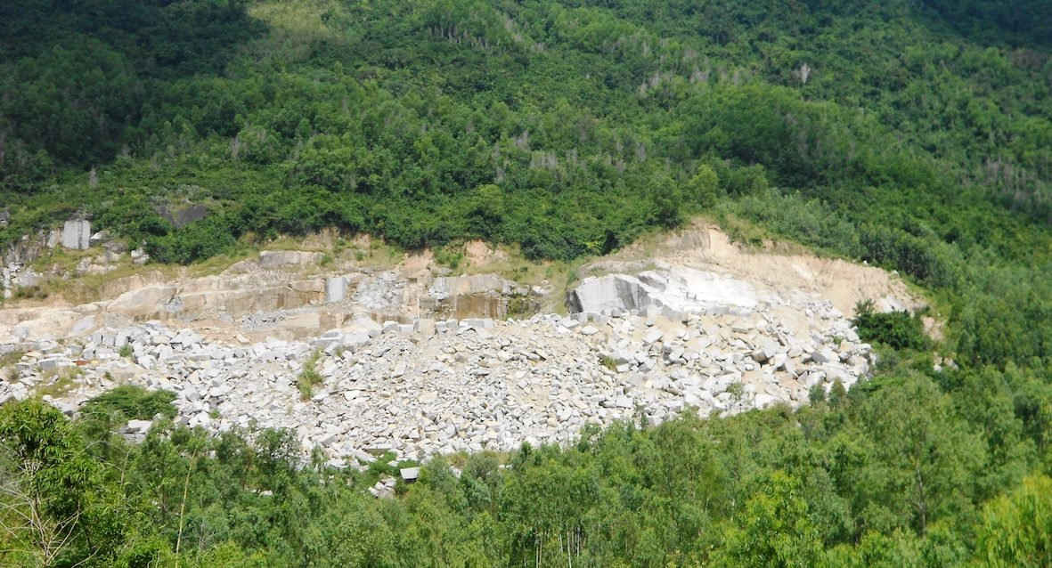 Khu vực mỏ đá của Công ty TNHH Hoàn Cầu - Granite đang hoạt động.